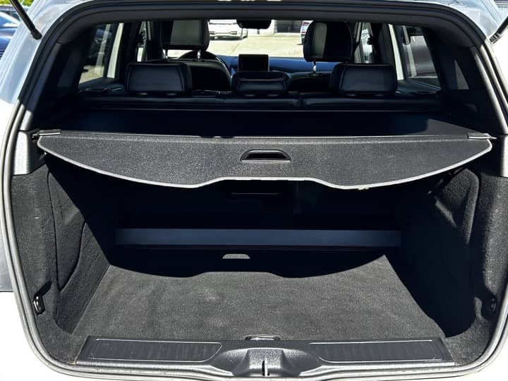 Slika prikazuje unutrašnjost prtljažnika automobila.