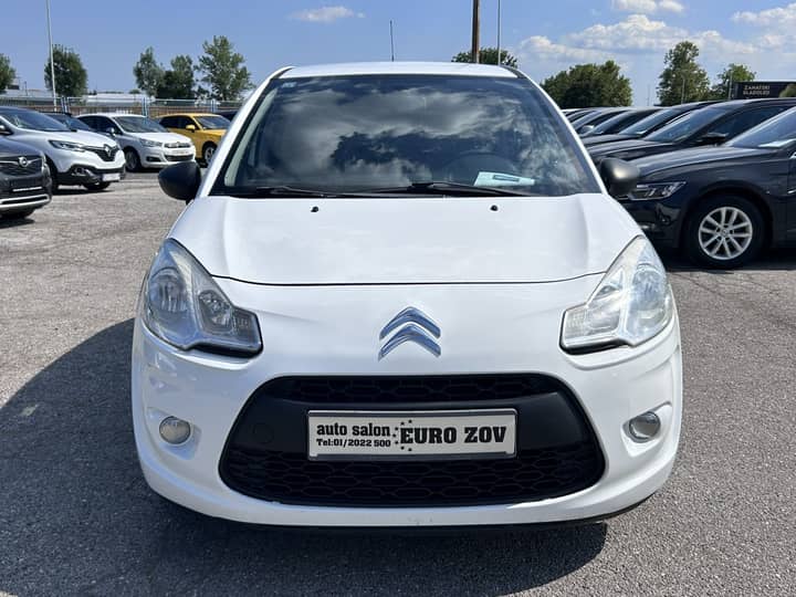 Slika prikazuje vanjsku karoseriju vozila (eksterijer).