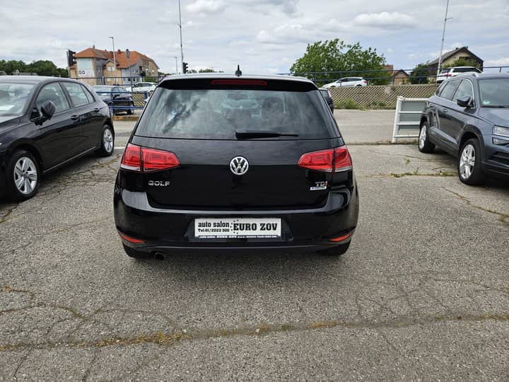 Slika prikazuje vanjsku stražnju stranu vozila.