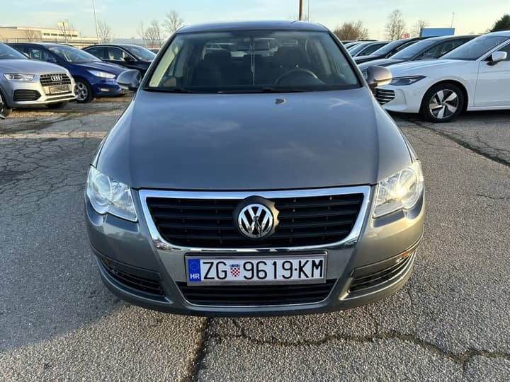 Slika prikazuje vanjski dio vozila, prednju stranu.