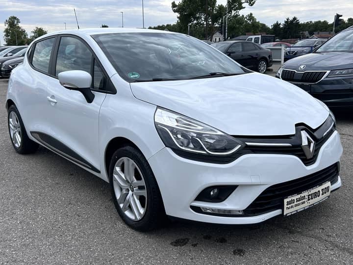 Slika prikazuje vanjski izgled vozila (eksterijer) na parkingu.