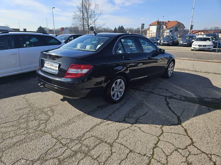 Slika prikazuje vanjski izgled vozila (eksterijer).