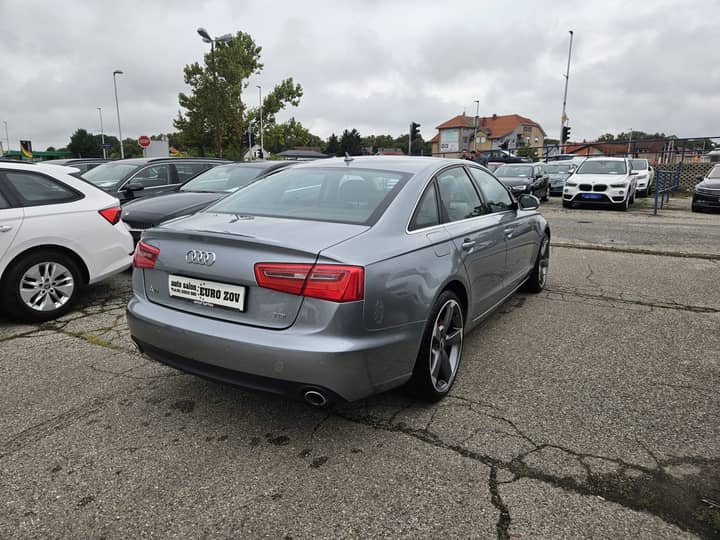 Slika prikazuje vanjski izgled vozila u parkiralištu.