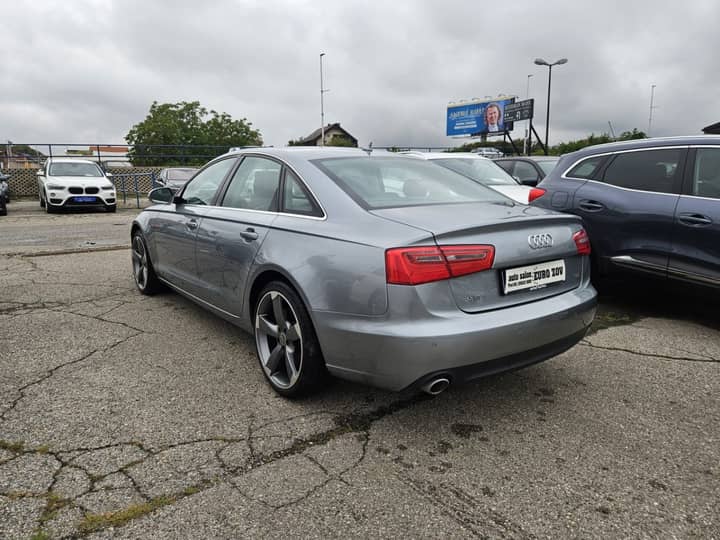 Slika prikazuje vanjštinu vozila (eksterijer) na parkingu.