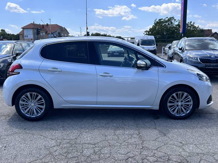 Slika prikazuje vanjsku karoseriju automobila, bočni profil.