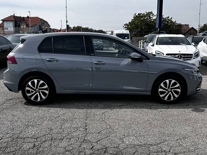 Slika prikazuje vanjsku stranu automobila.