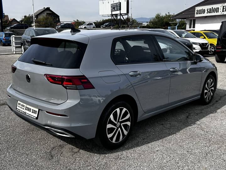 Slika prikazuje vanjštinu vozila, uključujući karoseriju i kotače.