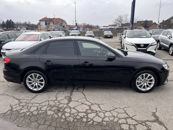 Slika prikazuje vanjski dio vozila, bočni profil automobila.