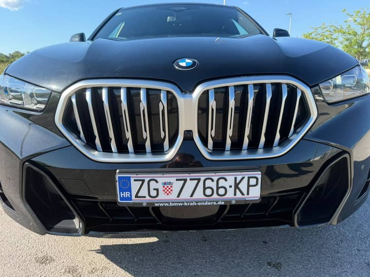 Slika prikazuje vanjski izgled vozila (prednji dio).