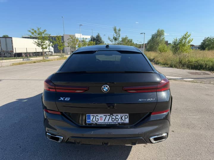 Slika prikazuje vanjsku stražnju stranu vozila.