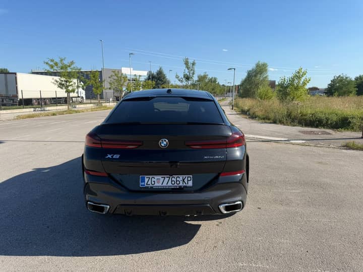 Slika prikazuje vanjski dio vozila (eksterijer).