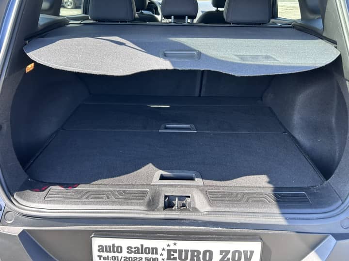 Slika prikazuje unutrašnjost prtljažnika vozila.