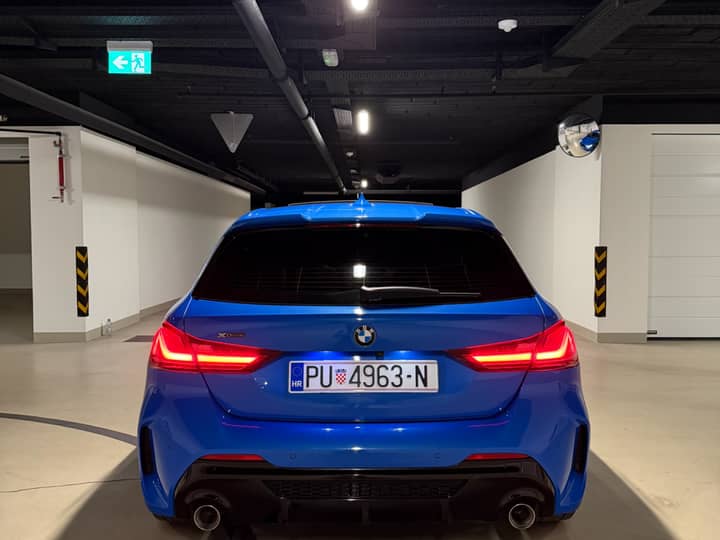 Slika prikazuje vanjski dio vozila (stražnji kraj).