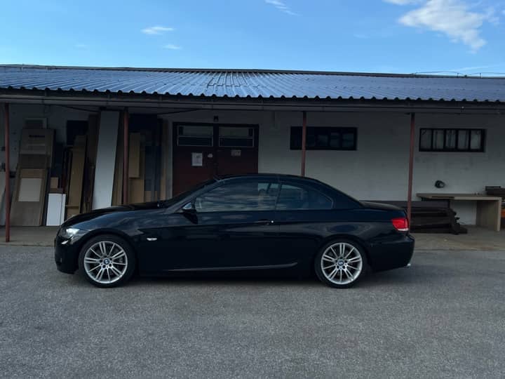 Slika prikazuje vanjski dio automobila, eksterijer vozila jasno vidljiv.