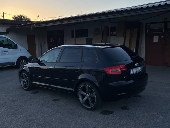 Slika prikazuje vanjsku stranu vozila (eksterijer).