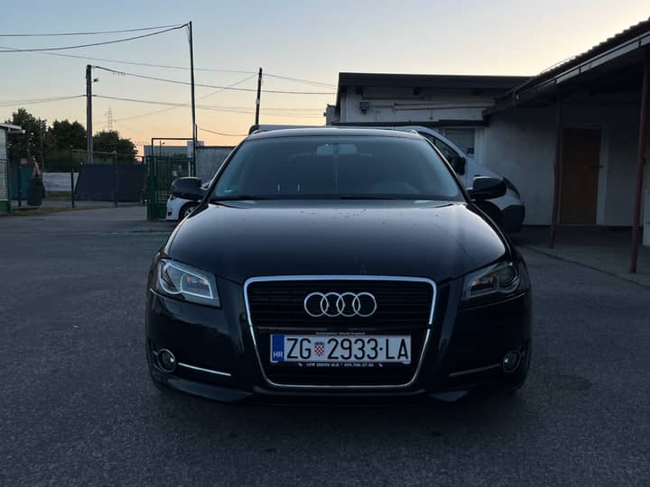 Slika prikazuje vanjski izgled vozila (eksterijer).