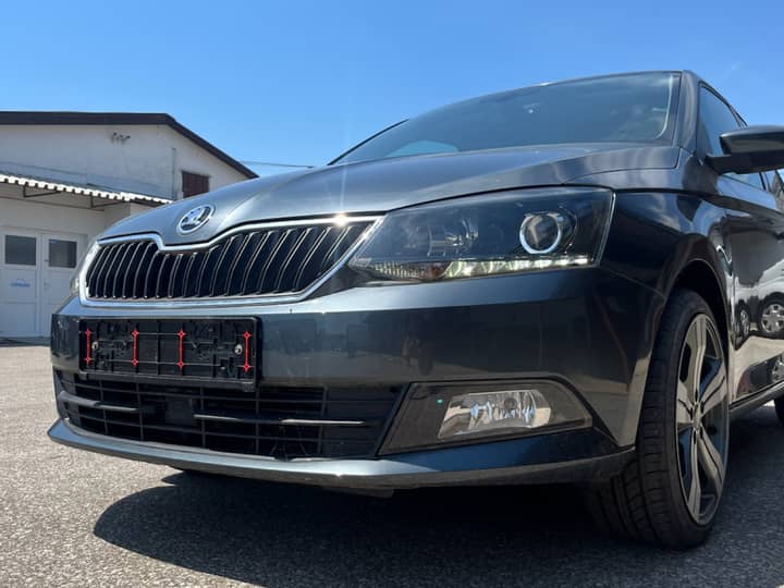 Slika prikazuje vanjštinu vozila, fokus na karoseriju i kotače.