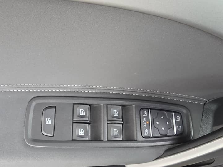 Slika prikazuje unutrašnjost vozila – panel upravljanja prozorima.