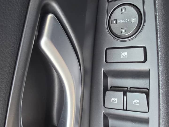 Slika prikazuje unutrašnjost vozila, panel s kontrolama vrata.