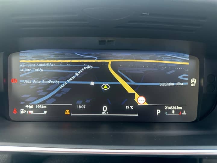 Slika prikazuje unutrašnjost vozila – zaslon navigacije.