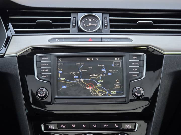 Slika prikazuje unutrašnjost vozila (središnja konzola s GPS navigacijom).