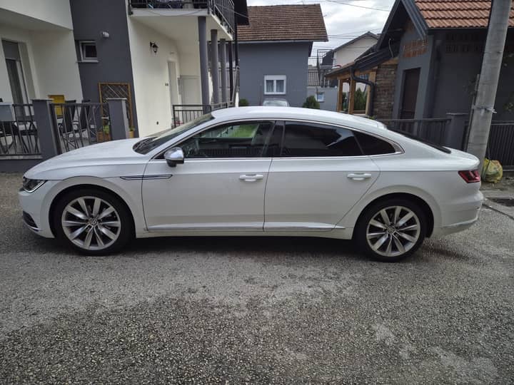 Slika prikazuje vanjsku stranu vozila (eksterijer).