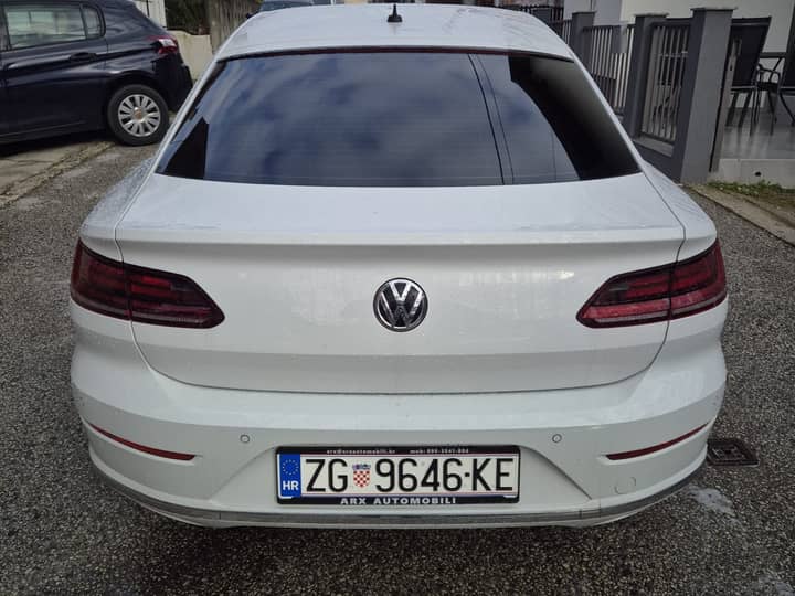 Slika prikazuje vanjski izgled vozila (eksterijer).
