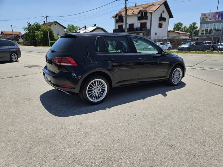 Slika prikazuje vanjsku karoseriju vozila (eksterijer).