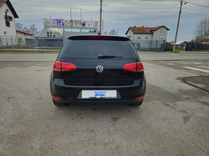 Slika prikazuje vanjski izgled vozila, stražnji dio.