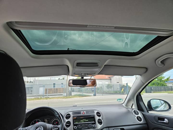 Slika prikazuje unutrašnjost vozila (instrument ploča, upravljač, sjedala, sunroof).