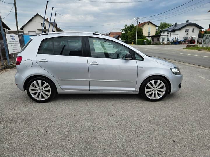 Slika prikazuje vanjski dio vozila (karoserija i kotači).