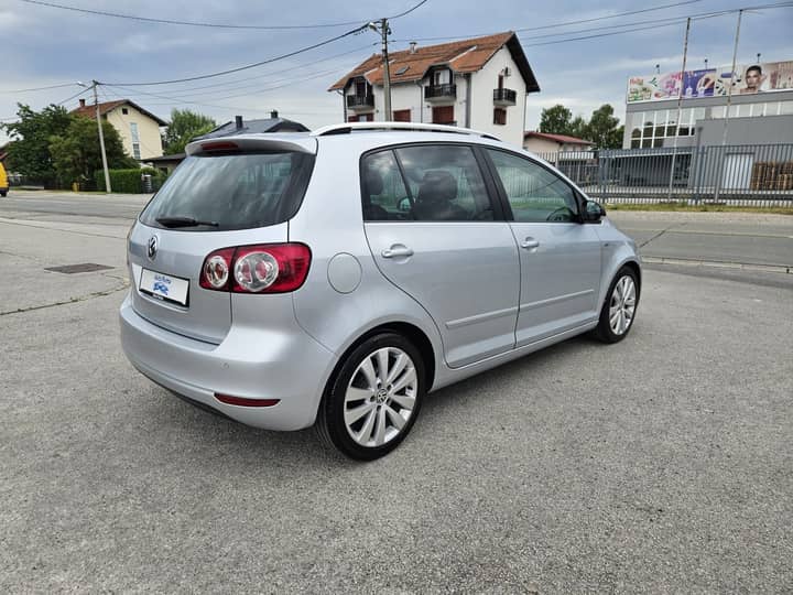 Slika prikazuje vanjski dio vozila.