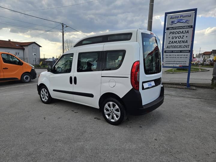 Slika prikazuje vanjski dio vozila eksterijer.
