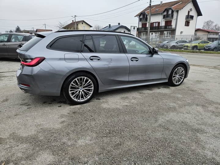 Slika prikazuje vanjski izgled vozila (karoserija, kotači, farovi).
