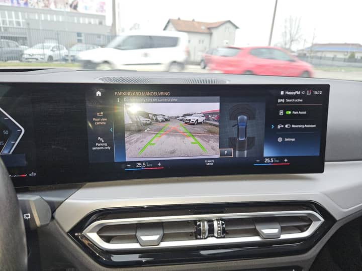 Slika prikazuje unutrašnjost vozila s centralnim zaslonom.