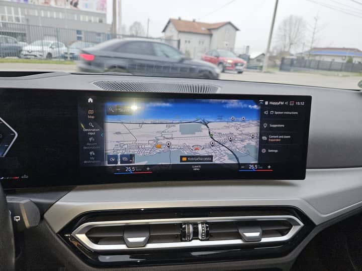 Slika prikazuje unutrašnjost vozila (navigacijski zaslon).
