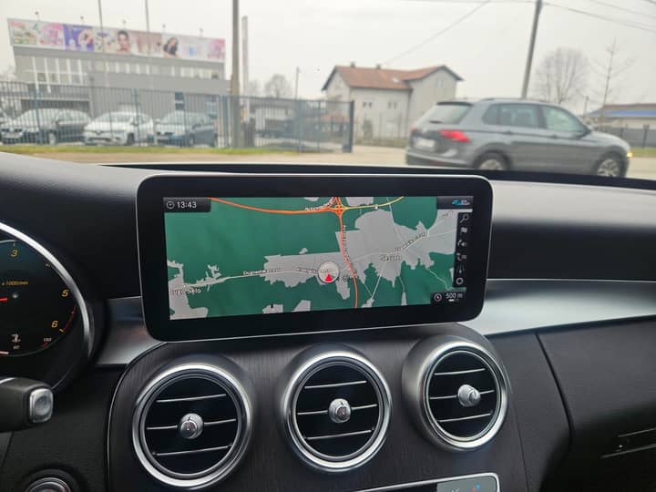 Slika prikazuje enterijer vozila, prikaz navigacijskog zaslona.