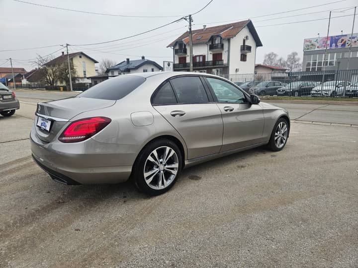 Slika prikazuje vanjsku karoseriju vozila (eksterijer).