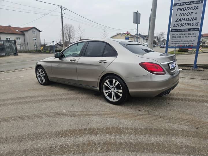 Slika prikazuje vanjski dio vozila (eksterijer).