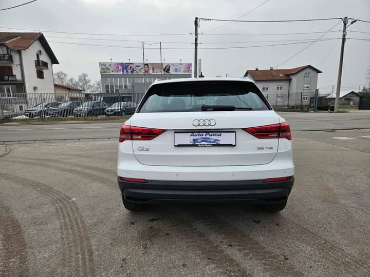 Slika prikazuje vanjski izgled vozila (stražnji dio).