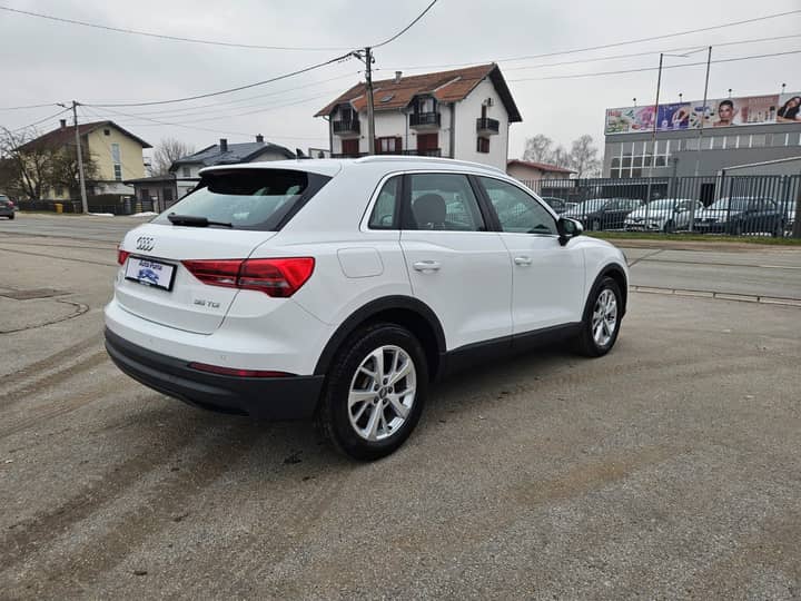 Slika prikazuje vanjski dio vozila (eksterijer).