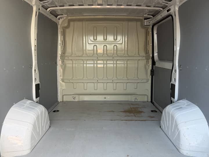 Slika prikazuje unutrašnjost vozila (cargo prostor).