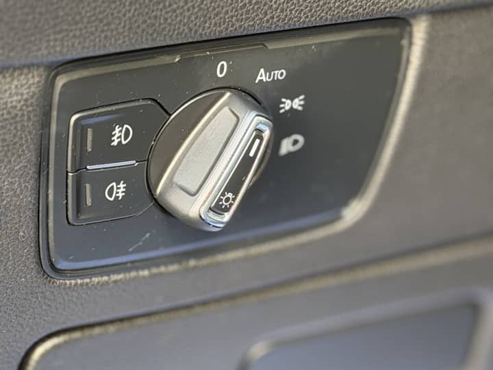 Slika prikazuje unutrašnjost vozila, panel kontrole.