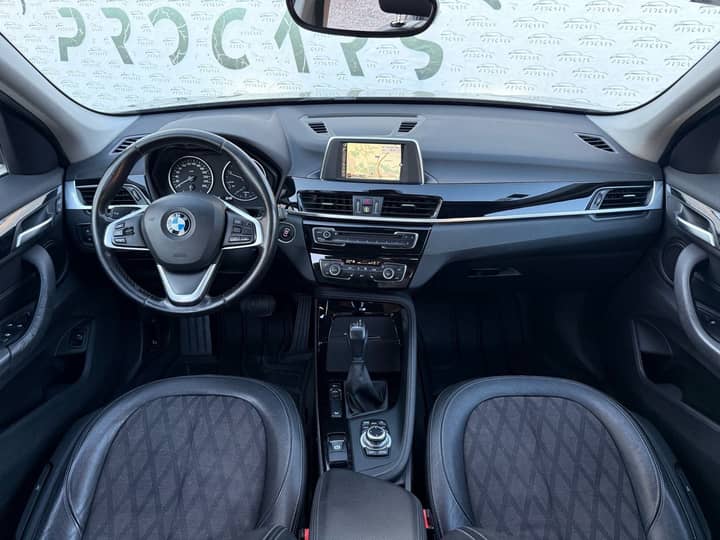Slika prikazuje unutrašnjost vozila, volan i instrument ploča.