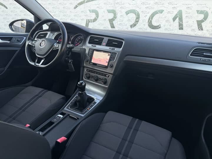 Slika prikazuje interijer vozila – volan, sjedala i središnji dio.
