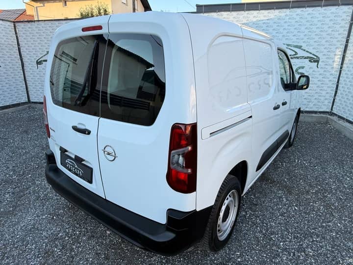 Slika prikazuje vanjsku stranu vozila.