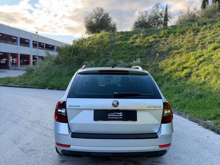 Slika prikazuje vanjski dio vozila (stražnji pogled).