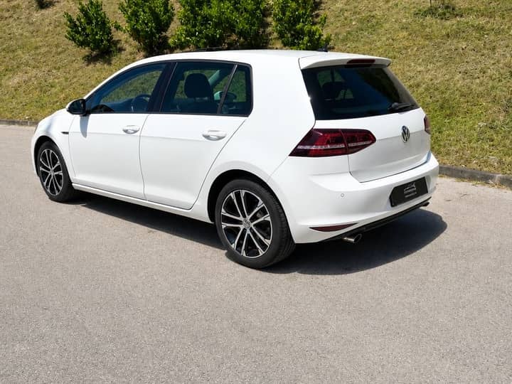 Slika prikazuje vanjski dio vozila, karoseriju i kotače.