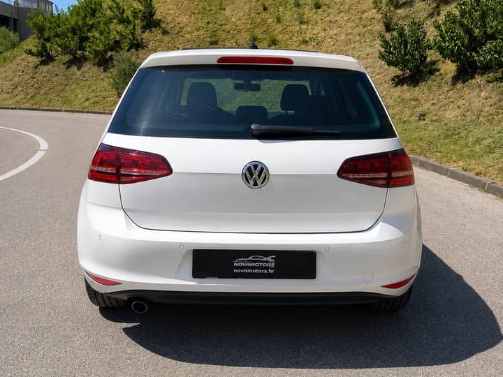 Slika prikazuje vanjski dio vozila (stražnji dio).