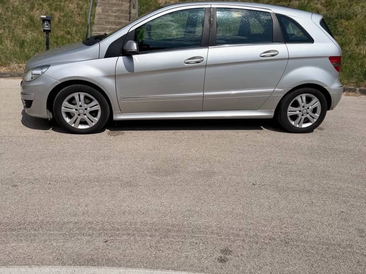 Slika prikazuje vanjski dio vozila.